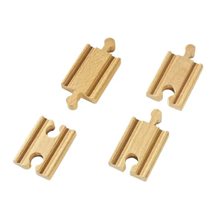 Vier hölzerne Adapterstücke für Spielzeugeisenbahn-Gleise mit verschiedenen Verbindungsarten auf weißem Hintergrund.