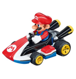 Mario fährt ein rot-weiß-blaues Gokart-Spielzeug mit gelben Rädern und schwarzen Auspuffrohren.