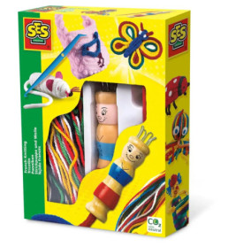 Strickpuppe und Wolle