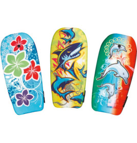 Drei bunte Boogieboards mit Blumen-, Haifisch- und Delfinmotiven.