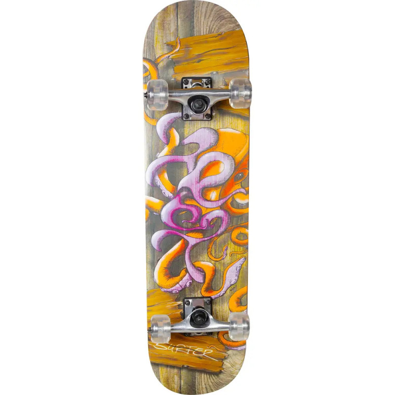 Skateboard mit orange-lila Oktopus-Motiv auf Holzplanken-Hintergrund. Skateboard mit orange-lila Oktopus-Motiv auf Holzplanken-Hintergrund.