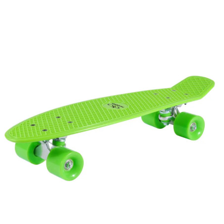 Grünes Skateboard mit grünen Rollen und strukturierter Oberfläche, schräg von der Seite betrachtet. Grünes Skateboard mit grünen Rollen und strukturierter Oberfläche, schräg von der Seite betrachtet.