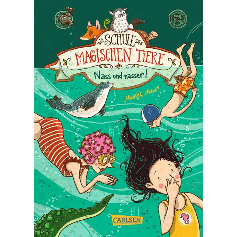 Drei Kinder schwimmen mit Tieren und Blasen unter Wasser ein Banner zeigt: Die Schule der magischen Tiere. Drei Kinder schwimmen mit Tieren und Blasen unter Wasser ein Banner zeigt: Die Schule der magischen Tiere.