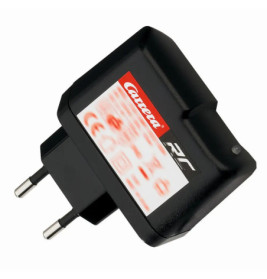 Schwarzes Carrera-Ladegerät mit zwei Metallsteckern sowie weiß-rotem Etikett.