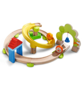 Holz-Murmelbahn mit gelber Rampe, bunten Bausteinen und tierischen Motiven.