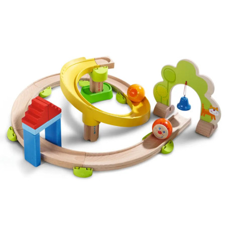 Holz-Murmelbahn mit gelber Rampe, bunten Bausteinen und tierischen Motiven. Holz-Murmelbahn mit gelber Rampe, bunten Bausteinen und tierischen Motiven.