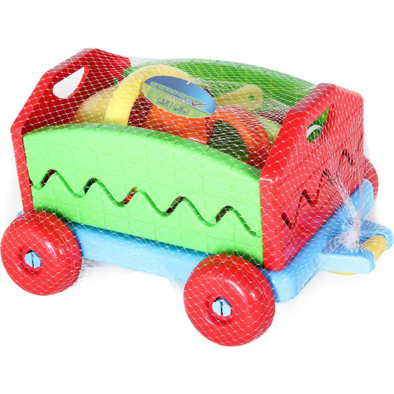 Bunter Kunststoff-Spielzeugwagen mit roten Rädern, grünen Seiten, Geschirr darin und weißem Netz umhüllt. Bunter Kunststoff-Spielzeugwagen mit roten Rädern, grünen Seiten, Geschirr darin und weißem Netz umhüllt.