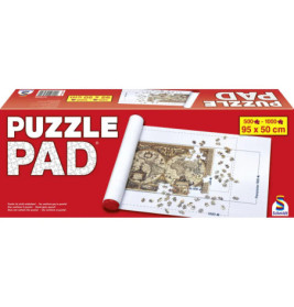Puzzle Pad Box mit teils gerolltem, begonnenem Puzzle auf Matte und einigen losen Teilen daneben.