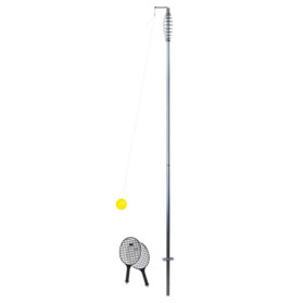 Tetherball-Set mit gelbem Ball an einer Schnur, Metallstange und zwei schwarzen Schlägern am Boden.