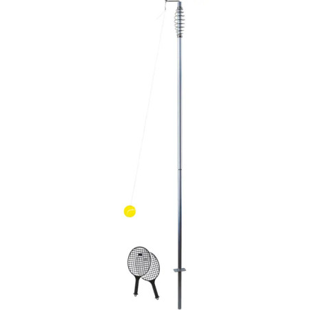 Tetherball-Set mit gelbem Ball an einer Schnur, Metallstange und zwei schwarzen Schlägern am Boden. Tetherball-Set mit gelbem Ball an einer Schnur, Metallstange und zwei schwarzen Schlägern am Boden.