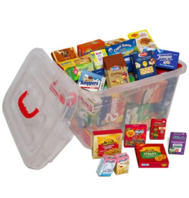 Eine Kunststoffbox ist mit Snacks und Lebensmitteln gefüllt, weitere Snackpäckchen liegen davor.