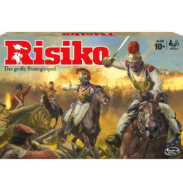 Risiko-Spielschachtel mit Kavallerie-Soldaten, die in eine dramatische Schlachtszene eingreifen.