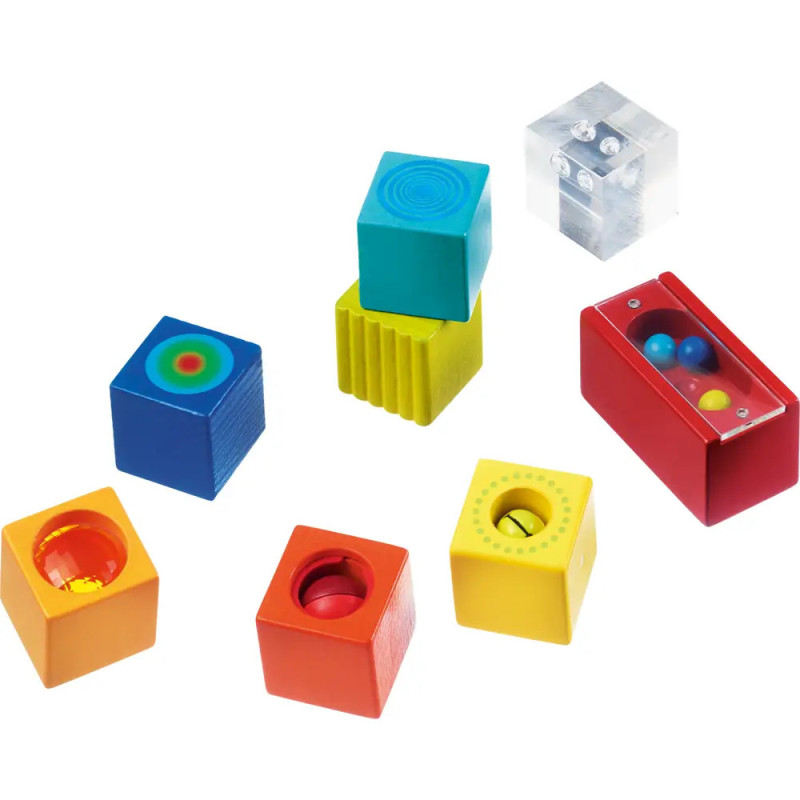 Bunte, unterschiedlich gestaltete und strukturierte Sensorikspielblöcke liegen auf weißem Hintergrund. Bunte, unterschiedlich gestaltete und strukturierte Sensorikspielblöcke liegen auf weißem Hintergrund.