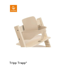 Beiger Tripp Trapp® Hochstuhl mit Babyset, schräg gezeigt. Stokke-Logo oben links.