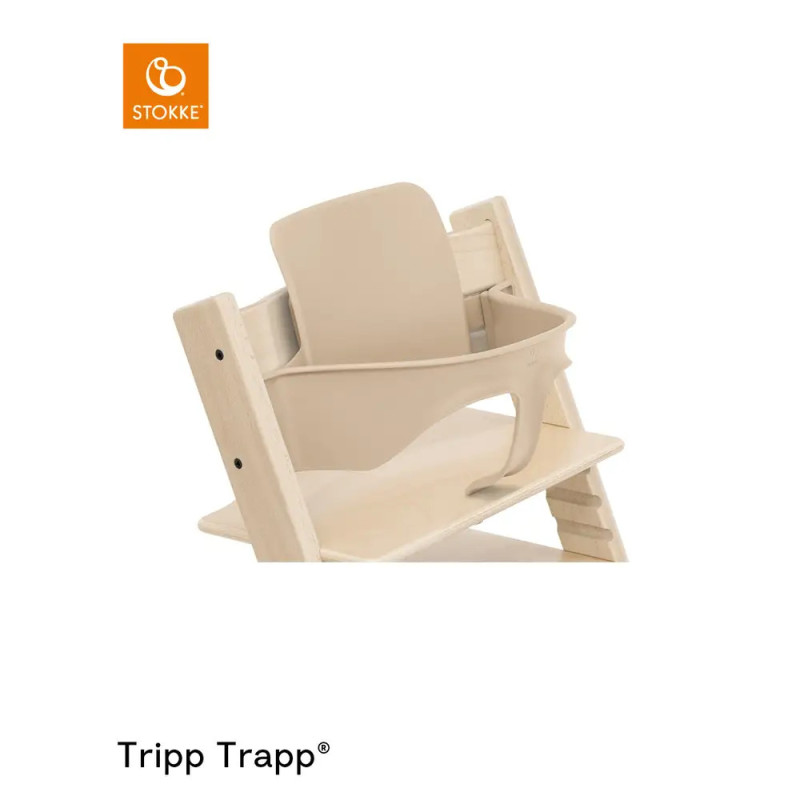 Beiger Tripp Trapp® Hochstuhl mit Babyset, schräg gezeigt. Stokke-Logo oben links. Beiger Tripp Trapp® Hochstuhl mit Babyset, schräg gezeigt. Stokke-Logo oben links.