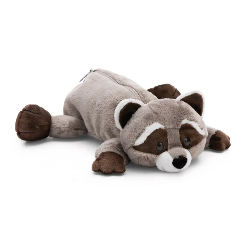 Ein plüschiger Waschbär liegt ausgestreckt auf dem Bauch auf dem Rücken befindet sich ein Reißverschluss.