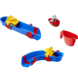 Blaues Wasserspielzeug-Set mit gelben Booten, rotem Becher und einer kleinen Ente im roten Boot.