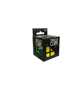 Schwarze Box mit Aufschrift Tricky Cube Glam, darin ein teilweise sichtbarer gelb-grüner Puzzlewürfel.