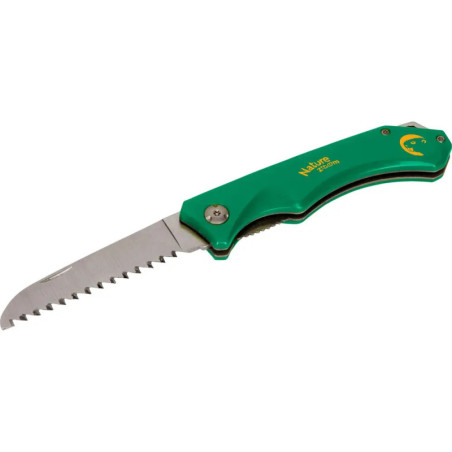 Grüne Klappsäge mit gezahnter Klinge und Nature Zoom-Aufdruck am Griff.
