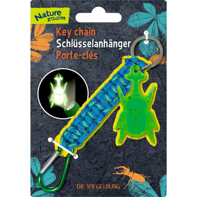 Schlüsselanhänger mit grünem Käfer, blauer Kordel und Metallclip auf Nature Zoom Verpackung.