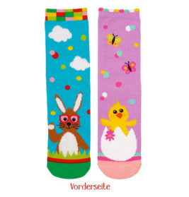 Bunte, ungleiche Socken: eine mit Hase und Wolken, die andere mit Küken im Ei und Schmetterlingen.
