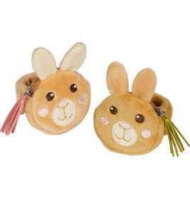 Zwei Plüsch-Hasen-Geldbörsen mit Stickerei und Troddel-Reißverschluss, eine rosa, eine grün.