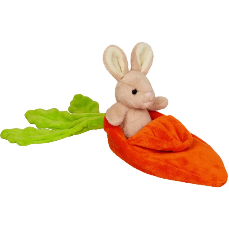 Plüschhase sitzt in einer weichen, orangefarbenen Karotte mit grünen Blättern.