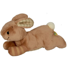 Braunes Plüschkaninchen mit gestreiften Ohren und Beinen, liegt mit weißem, flauschigem Schwanz da.