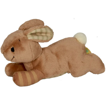 Braunes Plüschkaninchen mit gestreiften Ohren und Beinen, liegt mit weißem, flauschigem Schwanz da.