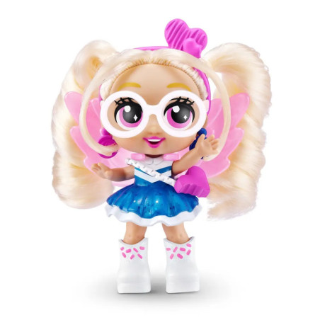 Puppe mit blonden Zöpfen, pinken Flügeln, weißer Brille, blauem Kleid und weißen Stiefeln.