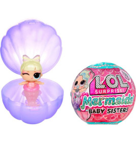 L.O.L. Surprise! Mermaids Baby Sisters Puppe im Muschel-Etui neben bunter, runder Verpackung.