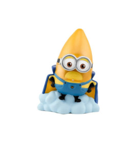 Ein Minion-Spielzeug als Superheld mit blauem Umhang steht auf einer Wolke.