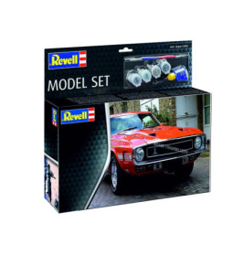 Revell-Set mit Modellauto (rot), passenden Farben und Werkzeugen in einer Verpackung.