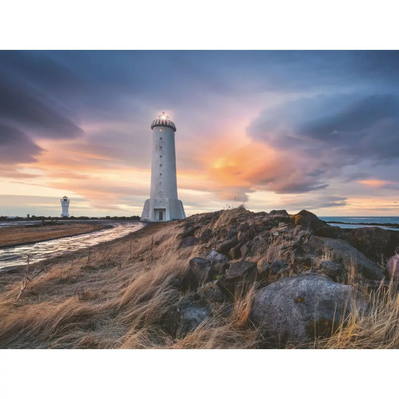 Leuchtturm an felsiger Küste im Sonnenuntergang, dramatische Wolken und goldenes Gras im Vordergrund. Leuchtturm an felsiger Küste im Sonnenuntergang, dramatische Wolken und goldenes Gras im Vordergrund.
