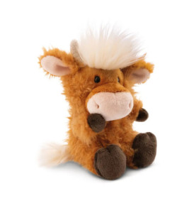 Ein plüschiges, braun-weißes Highland-Kuh-Stofftier mit flauschigem Fell sitzt aufrecht vor weißem Hintergrund.