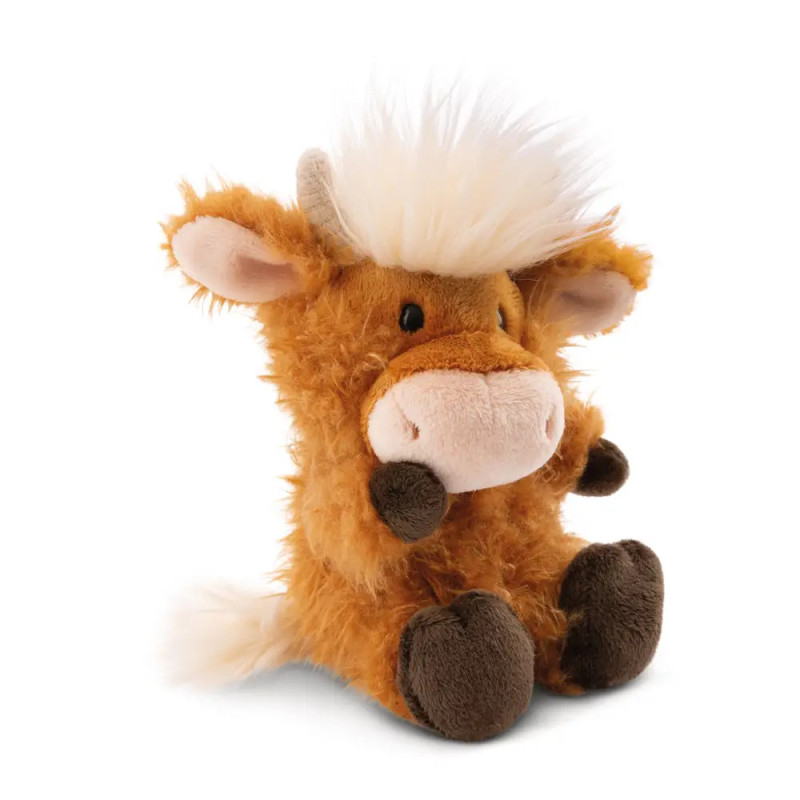 Ein plüschiges, braun-weißes Highland-Kuh-Stofftier mit flauschigem Fell sitzt aufrecht vor weißem Hintergrund.