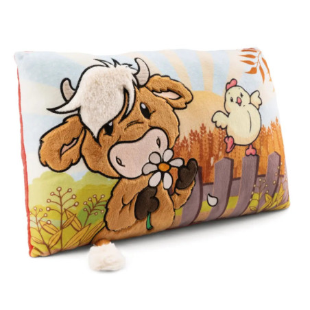 Rechteckiges Kissen mit Comic-Kuh, die eine Blume hält, und Küken, das neben einem Zaun auf dem Bauernhof springt.