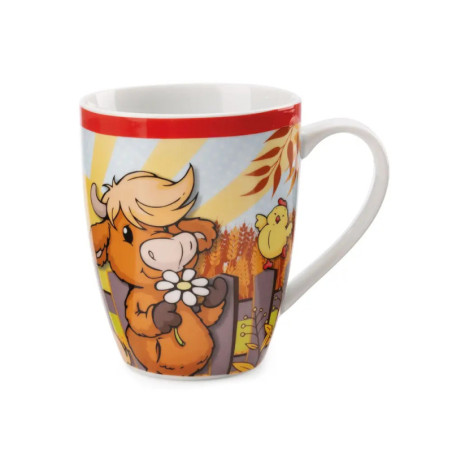 Tasse mit Cartoon-Kuh, Blumen und Küken auf einem Bauernhof, rotem Rand und herbstlicher Landschaft.
