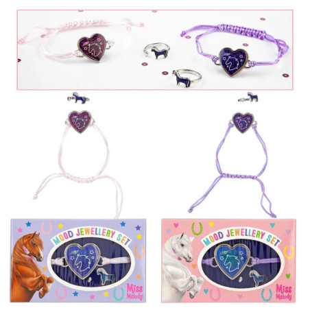 Zwei Schmucksets mit Einhornmotiv, Ringen, Armbändern und Verpackung mit Pferde- und Einhornzeichnungen.