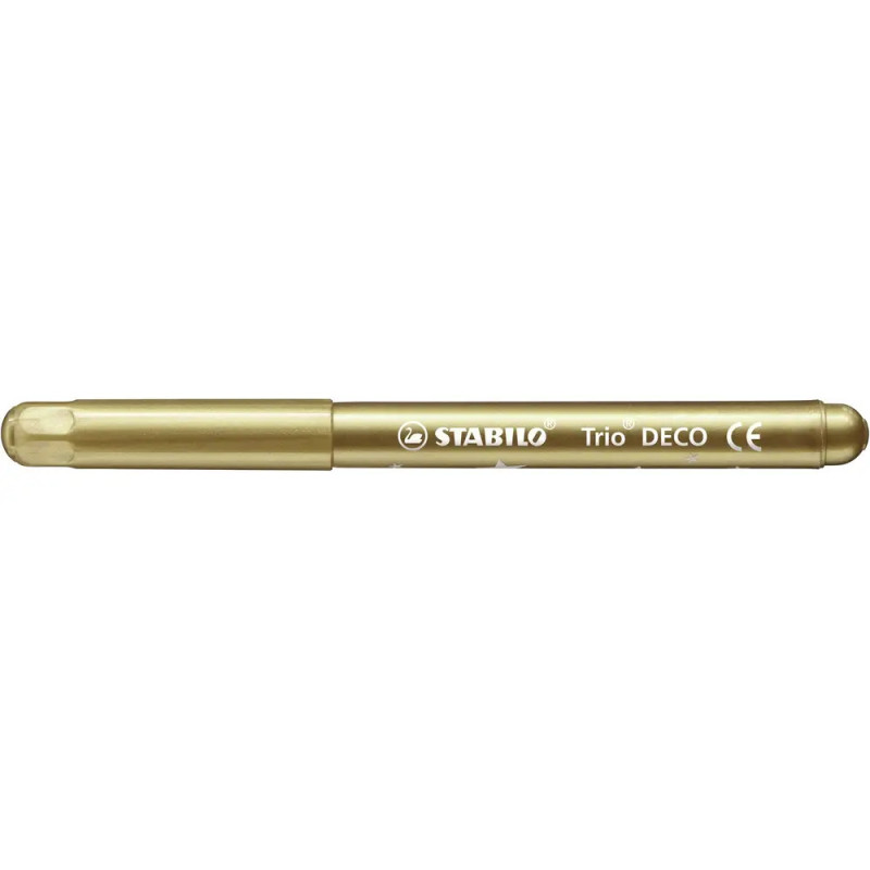 Ein goldener Stabilo Trio Deco Stift mit passender Kappe liegt waagerecht auf weißem Hintergrund.