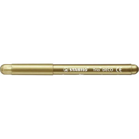 Ein goldener Stabilo Trio Deco Stift mit passender Kappe liegt waagerecht auf weißem Hintergrund.