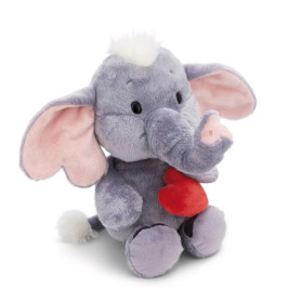 Grauer Plüsch-Elefant mit rosa Ohren hält ein rotes Herz und sitzt aufrecht vor weißem Hintergrund.