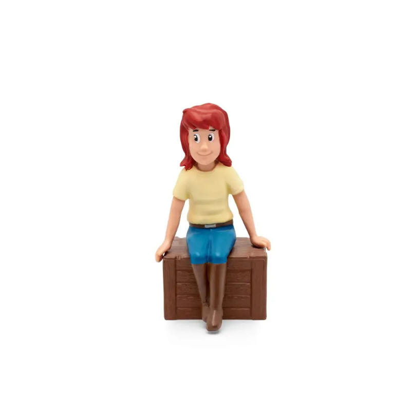 Spielfigur mit roten Haaren, gelbem Shirt, blauer Hose und braunen Stiefeln sitzt auf einer braunen Kiste. Spielfigur mit roten Haaren, gelbem Shirt, blauer Hose und braunen Stiefeln sitzt auf einer braunen Kiste.