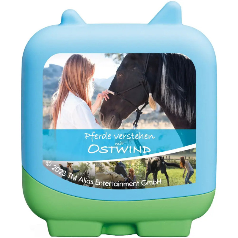 Eine Frau streichelt draußen sanft ein schwarzes Pferd, dazu Text: Pferde verstehen mit Ostwind.