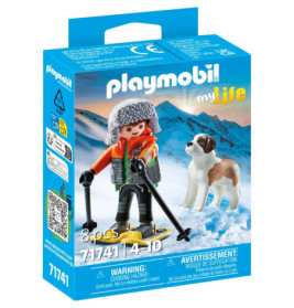 Playmobil-Set: Skifahrer und Hund in verschneiter Berglandschaft. Geeignet für Kinder von 4 bis 10 Jahren.