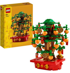 LEGO-Set: Dekorativer Orangenbaum mit Münzen und Laternen, neben seiner gelben Verpackung.