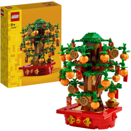 LEGO-Set: Dekorativer Orangenbaum mit Münzen und Laternen, neben seiner gelben Verpackung.