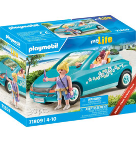 Playmobil My Life Set mit Cabrio, zwei Figuren und Strandmotiv, geeignet für Kinder von 4 bis 10 Jahren.