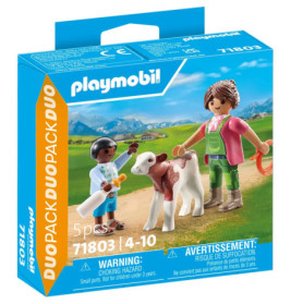 Playmobil-Set: Tierärztin und Bauer versorgen ein Kalb auf einer grünen Wiese.
