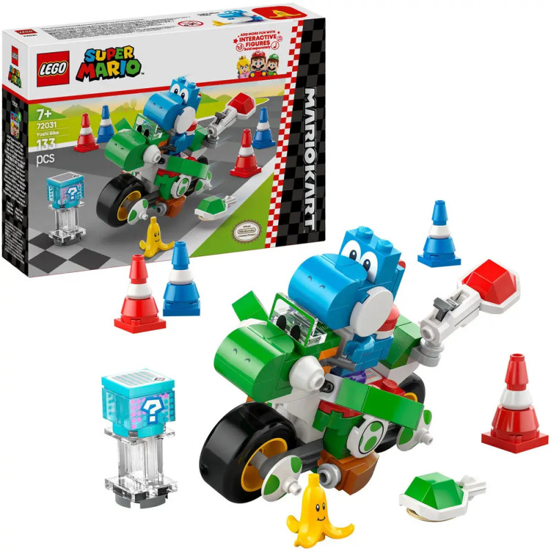 LEGO Super Mario Yoshi auf Motorrad mit Pylonen, Muscheln, Banane und Verpackung im Hintergrund. LEGO Super Mario Yoshi auf Motorrad mit Pylonen, Muscheln, Banane und Verpackung im Hintergrund.